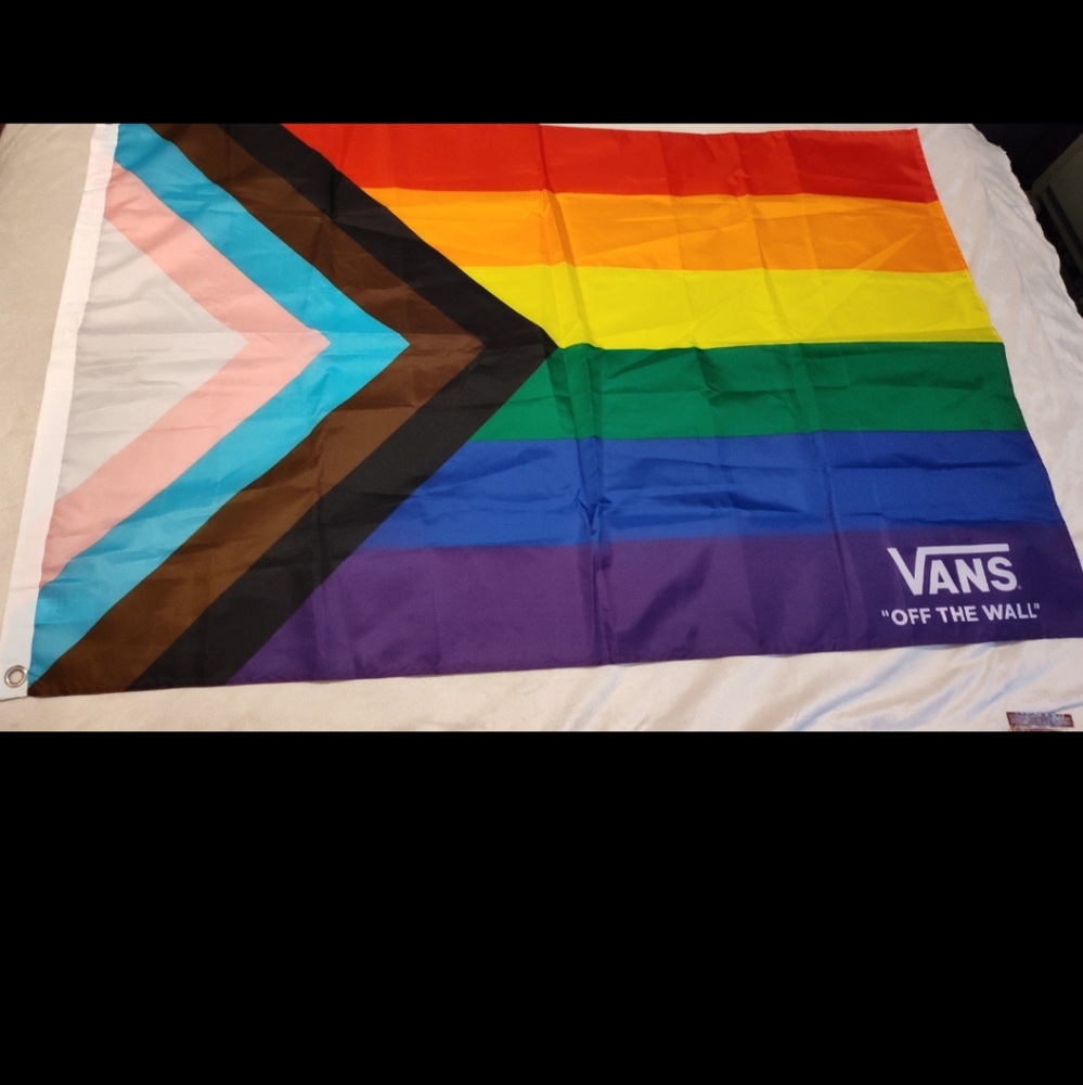 NEW! VANS PRIDE FLAG - Picture 4 of 11